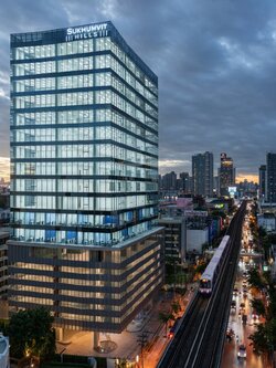 อาคารสุขุมวิท ฮิลล์ ( Sukhumvit Hills ) สำนักงานให้เช่าติดถนนสุขุมวิท ใกล้สถานีรถไฟฟ้า BTS อ่อนนุช และ BTS บางจาก 500 เมตร