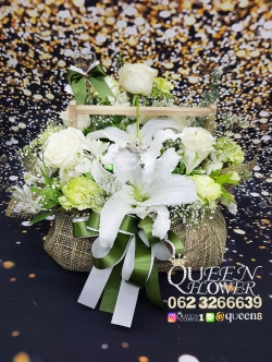 กระเช้าดอกไม้โทนสีขาวเขียว ร้านดอกไม้ศาลายา นครปฐม