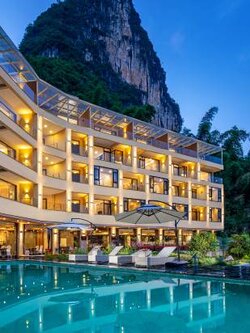 ขายโรงแรม 4 ดาว ขนาด 255 ห้องพัก ติดถนนเจ้าฟ้าตะวันตก จ.ภูเก็ต วิวภูเขา