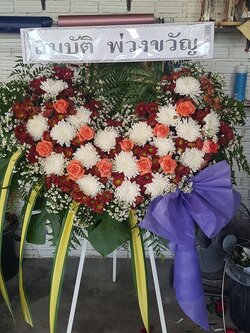 พวงหรีดดอกไม้สด