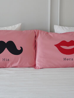ปลอกหมอนคู่ สีชมพู ลาย Lip & Moustache พร้อมข้อความ His & Her