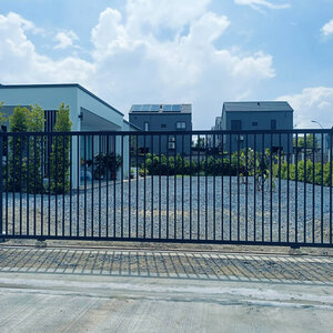 ช่างซ่อมประตูรั้ว บ้านค่าย