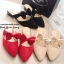 พร้อมส่ง : รองเท้าหัวแหลมสายคาดโบว์ (สีครีม)