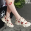 รองเท้าผ้าใบทรงSportแต่งลายสตรอเบอรี่ (สีครีม)