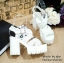 พร้อมส่ง : รองเท้าสไตล์เกาหลีลายลูกไม้ (สีขาว)